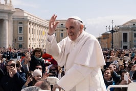 Pope Francis waving_ashwin-vaswani-55k45BgfUF8-unsplash